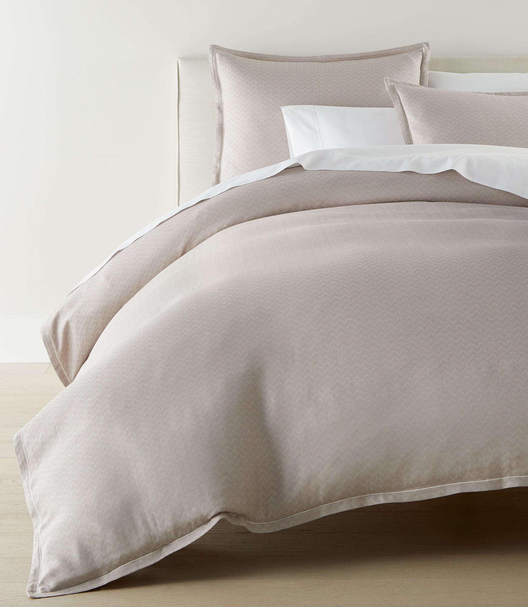 Savoy Jacquard Duvet Set lifestyle, Platinum